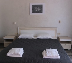 Двухместный люкс с балконом и с красивым видом из окна двуспальная кровать в Вилла Абхазия