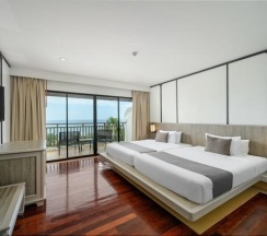 Двухместный номер Grand Deluxe с видом на море двуспальная кровать в Andamantra Resort and Villa Phuket