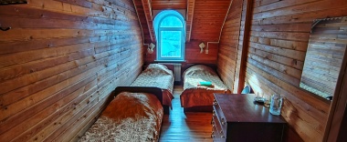 Трехместный номер с 3 односпальными кроватями с видом на горы в Заимка Камза