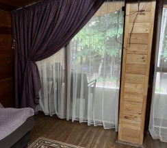 Двухместное шале Classic с красивым видом из окна двуспальная кровать в Forest house resort