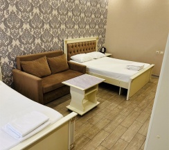 Четырехместный номер с балконом вид во внутренний дворик в Roza vetrov