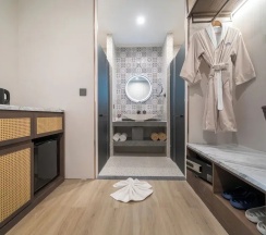 Двухместный номер Deluxe с балконом и с видом на бассейн двуспальная кровать в Howard Johnson by Wyndham Phuket Naiyang