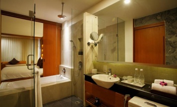 Двухместный номер Deluxe с видом на бассейн двуспальная кровать в La Flora Resort Patong