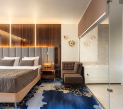 Люкс с балконом, гидромассажной ванной и видом на город в V Hotel&Rooftop lounge