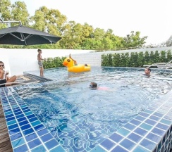 Двухместная семейная вилла двуспальная кровать в Happy Family Villa