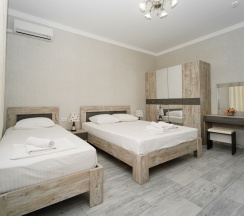 Трёхместная комната с одной двуспальной и односпальной кроватями в Чайка