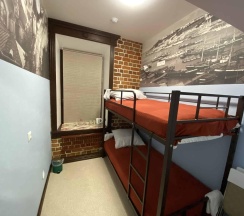 Кровать в 2-местном общем номере №4 в Стрежень