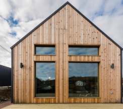 Двухместный коттедж двуспальная кровать в Family Barn Karvala