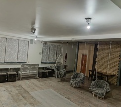 Кровать в общем номере с красивым видом из окна в Компания по посуточной аренде коттеджа