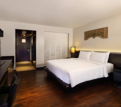 Двухместный номер с видом на океан двуспальная кровать в Le Meridien Phuket Beach Resort