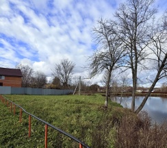 Семейный коттедж с красивым видом из окна в На прудах