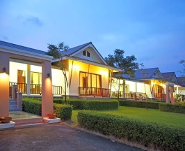 Бунгало с 2 комнатами с балконом и с красивым видом из окна в The Forest Home Resort