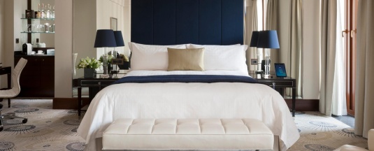 Номер Гранд Премьер Кинг в Four Seasons Hotel Moscow