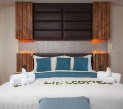 Семейный номер Deluxe с балконом и с видом на море в Отель Royal Beach Boutique Resort & Spa