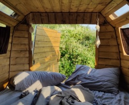 Hippy Yellow в Hippy Hotel