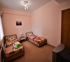 2-комнатная комната стандарт с 2 односпальными и 1 двуспальной кроватью в Минск