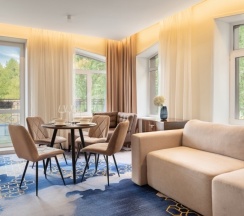 Апартаменты люкс с балконом для 5 гостей в V Hotel&Rooftop lounge