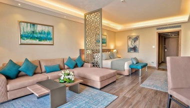 Двухместный люкс с видом на сад двуспальная кровать в Rixos Premium Magawish Suites and Villas