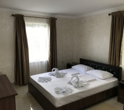 Стандартный трехместный номер в Парус