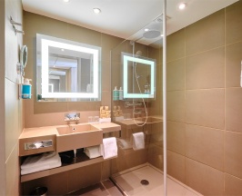 Номер Family с двуспальной кроватью и софой в Novotel Krasnoyarsk center