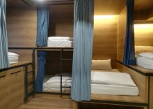 Кровать в общем номере в Natee Hostel