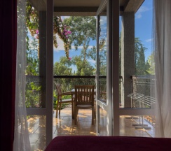 Трёхместный номер Супериор c 1 комнатой с балконом и с красивым видом из окна в Aimara