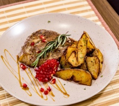 Номер полулюкс улучшенный с 1 двуспальной кроватью в Гранат