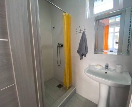 Комната комфорт с 1 односпальной и 1 двуспальной кроватью в Villa Mariya