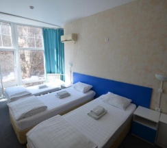 Трехместный номер с с кроватью размера «king-size» и ТВ в ID Hostel
