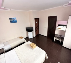 Четырехместный номер с балконом в Guest house city center
