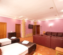 Полулюкс 4-х местный (2 двуспальные кровати или 1 двуспальная и 2 односпальные кровати) в Автодвор