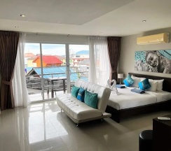 Двухместная студия Standard с балконом двуспальная кровать в Ocean View Treasure by Lofty