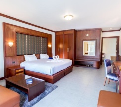 Двухместный полулюкс с видом на бассейн двуспальная кровать в Erawan Hotel