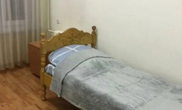 Кровать в общем номере с балконом в Четыре сезона