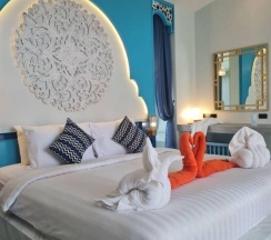 Двухместный номер Standard с видом на бассейн двуспальная кровать в The Kiri Villas Resort