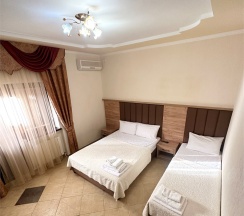 Трехместный номер с отдельным выходом во двор в Guest house city center