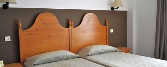 Кровать в общем номере с 3 комнатами в Xon's Platja Hotel Apartments