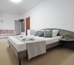 Семейный пятиместный номер в Белое солнце