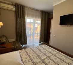 Трёхместный номер Standard с балконом и с видом на город в Morskoy priboy