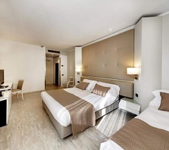 Четырёхместный номер Standard в Mediterraneo Palace Hotel