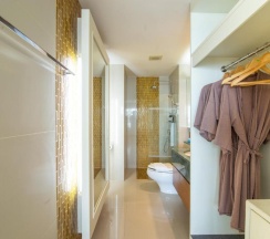 Семейный люкс с видом на море в Royal Beach View Suites