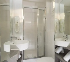 Пятиместный номер 2 Adjacent в Hotel Mondial