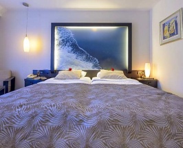 Двухместный номер Classic с балконом и с видом на сад двуспальная кровать в Hotel Lapad