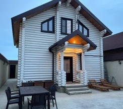 Коттедж с балконом и с красивым видом из окна в Domik_05