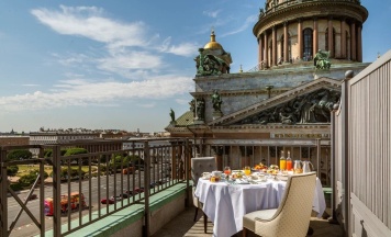 Терраса King с видом на Исаакиевский собор в Four Seasons Hotel Lion Palace St. Petersburg