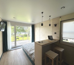 Двухместный Дом с террасой На берегу реки возле пирса с видом на реку двуспальная кровать в Semvoda