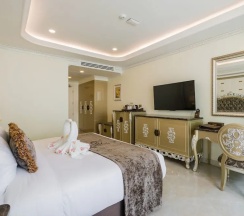 Двухместный номер Deluxe с видом на бассейн двуспальная кровать в LK Emerald Beach