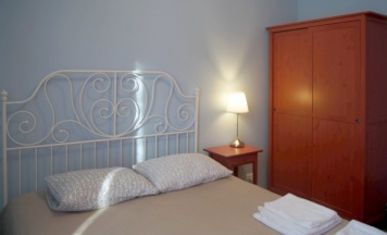 номер бюджетный с двуспальной кроватью в Спи здесь