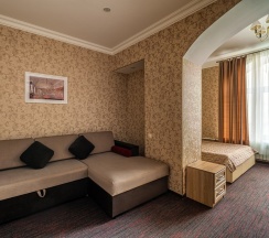 Полулюкс с двуспальной кроватью и диваном в Kravt Sadovaya Hotel