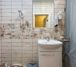 Двухместный номер с одной большой двуспальной кроватью и собственной ванной комнатой в Goldie Home